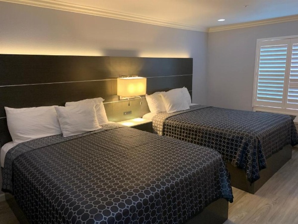 Mirage Inn & Suites image 11