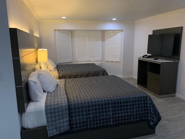 Mirage Inn & Suites image 4